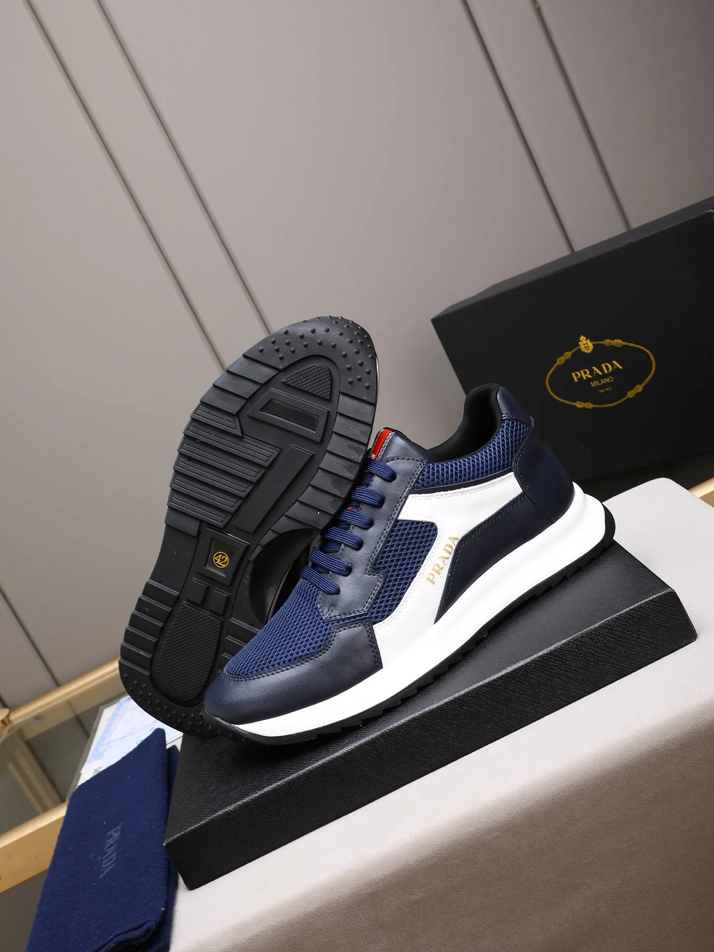 Men's shoes 💰460 Prada/Prada's new men's casual sports shoes, low-top lace-up sports shoes, fashionable and generous style, made of first-layer cowhide stitching and breathable mesh, soft, comfortable and breathable, tongue letter LOGO, finely crafted details, lightweight foam sole, fashionable and versatile! Size: 38-44 (45 customized)